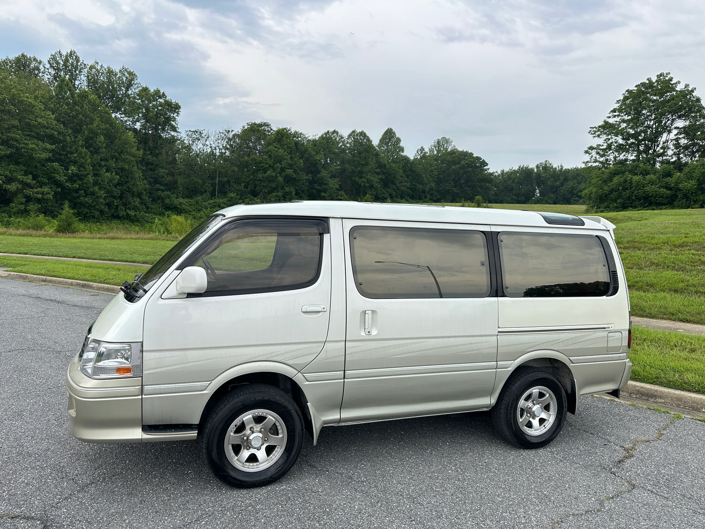 1999 TOYOTA HIACE SUPER CUSTOM LIVING SALOON EX 4WD - INTERCOOLED TURBO DIESEL — LOT#909