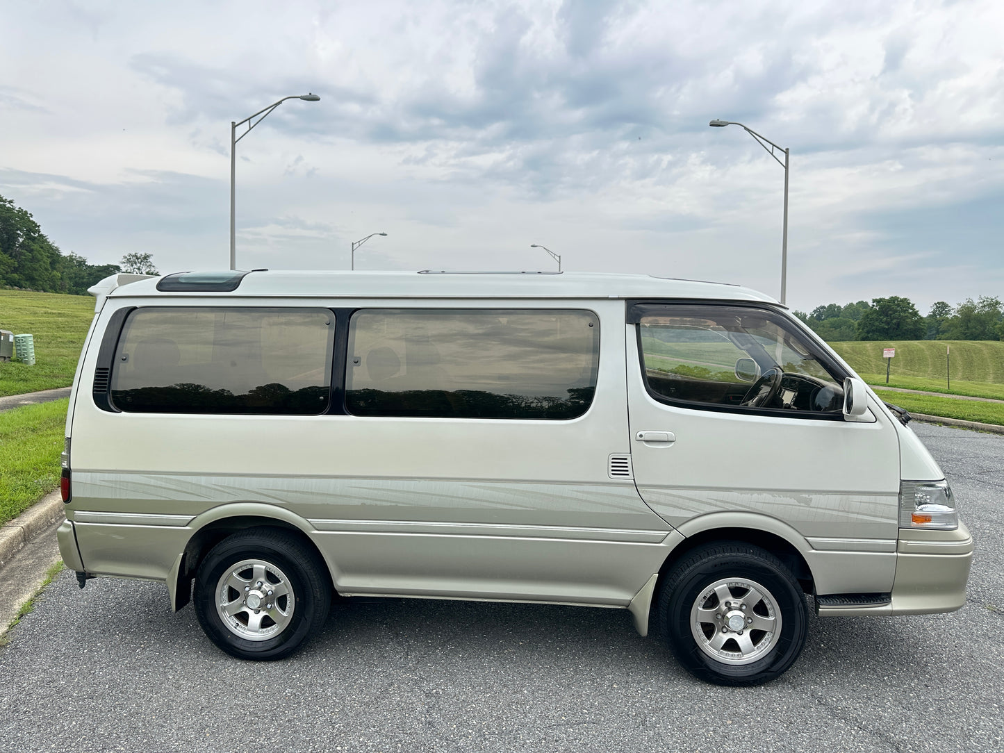 1999 TOYOTA HIACE SUPER CUSTOM LIVING SALOON EX 4WD - INTERCOOLED TURBO DIESEL — LOT#909