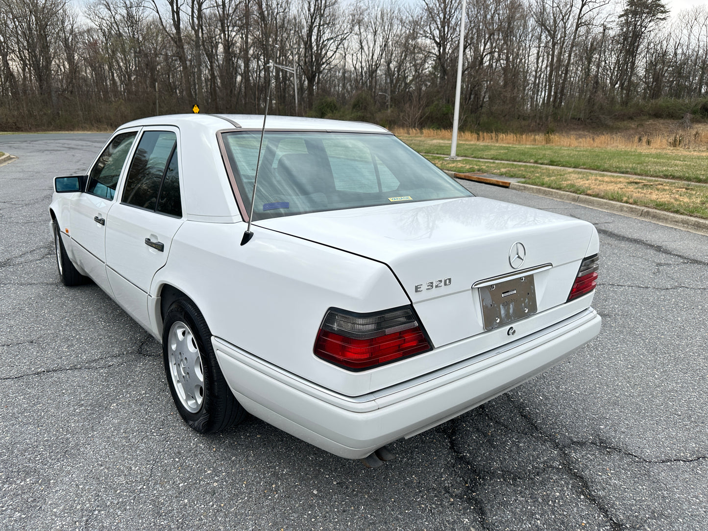 1995 JAPANESE MARKET MERCEDES BENZ E320 SEDAN