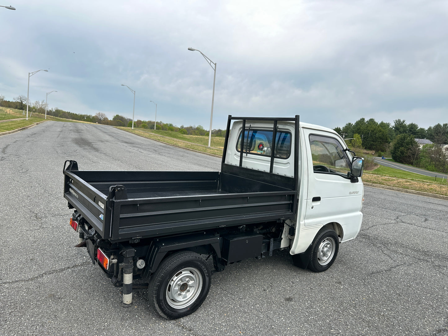 1992 SUZUKI CARRY SCISSOR-LIFT DUMP TRUCK 4WD - 5 SPEED - A/C — LOT#766