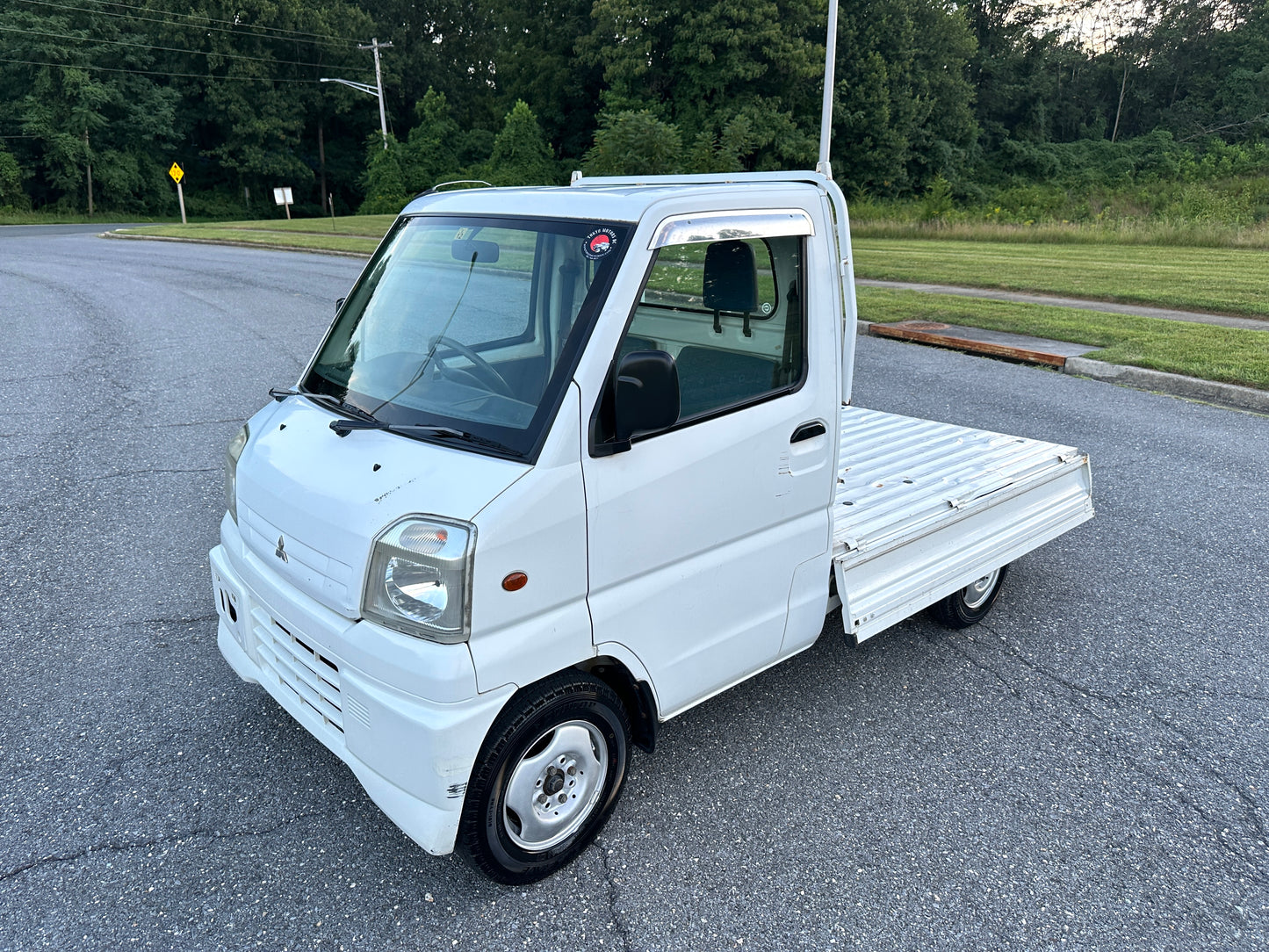 2000 MITSUBISHI MINICAB - FUEL INJECTED - POWER STEERING — LOT#587