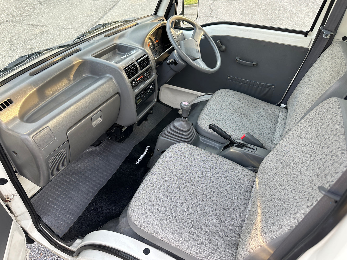 1998 SUBARU SAMBAR SUPER DELUXE - HIGH ROOF - 4WD - 5 SPEED - LOT#865