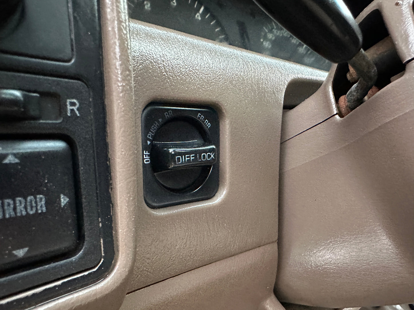 1997 TOYOTA LAND CRUISER FZJ80 VX-R 4WD - GCC SPEC - LEFT HAND DRIVE - 5 SPEED MANUAL - TRIPLE LOCKED - 56,203 Miles — LOT#859