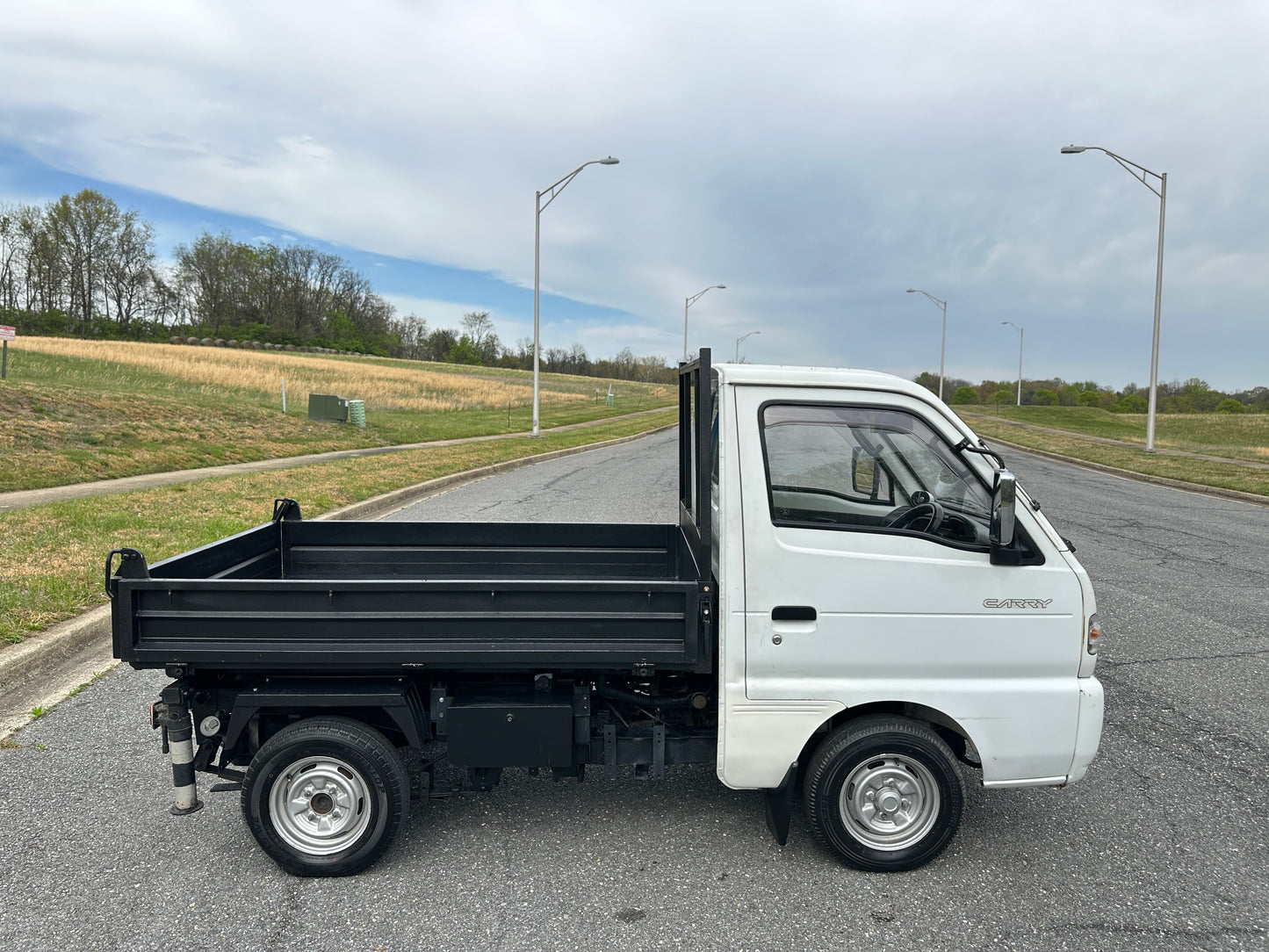 1992 SUZUKI CARRY SCISSOR-LIFT DUMP TRUCK 4WD - 5 SPEED - A/C — LOT#766