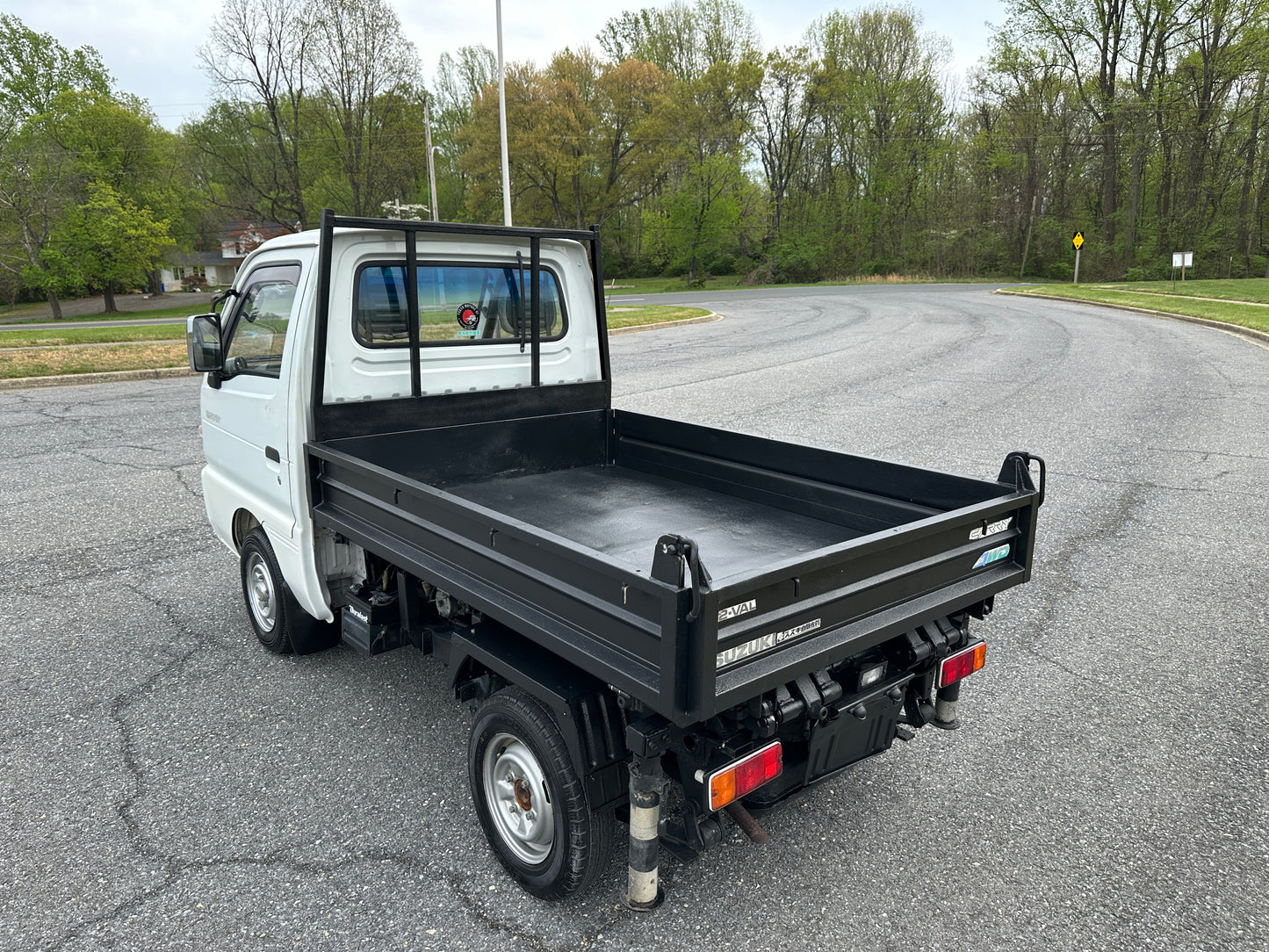 1992 SUZUKI CARRY SCISSOR-LIFT DUMP TRUCK 4WD - 5 SPEED - A/C — LOT#766