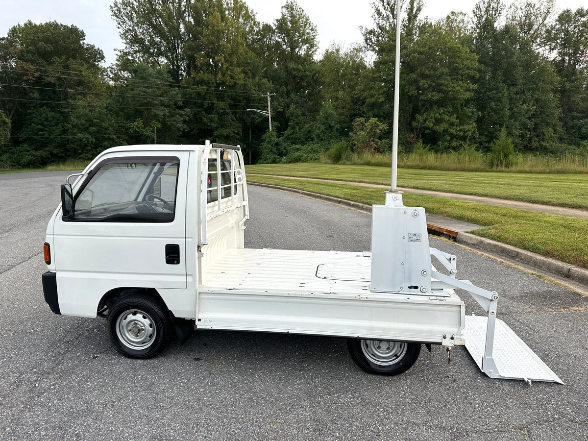 1993 HONDA ACTY SDX 4WD LIFTGATE TRUCK - 5 Speed — LOT#918