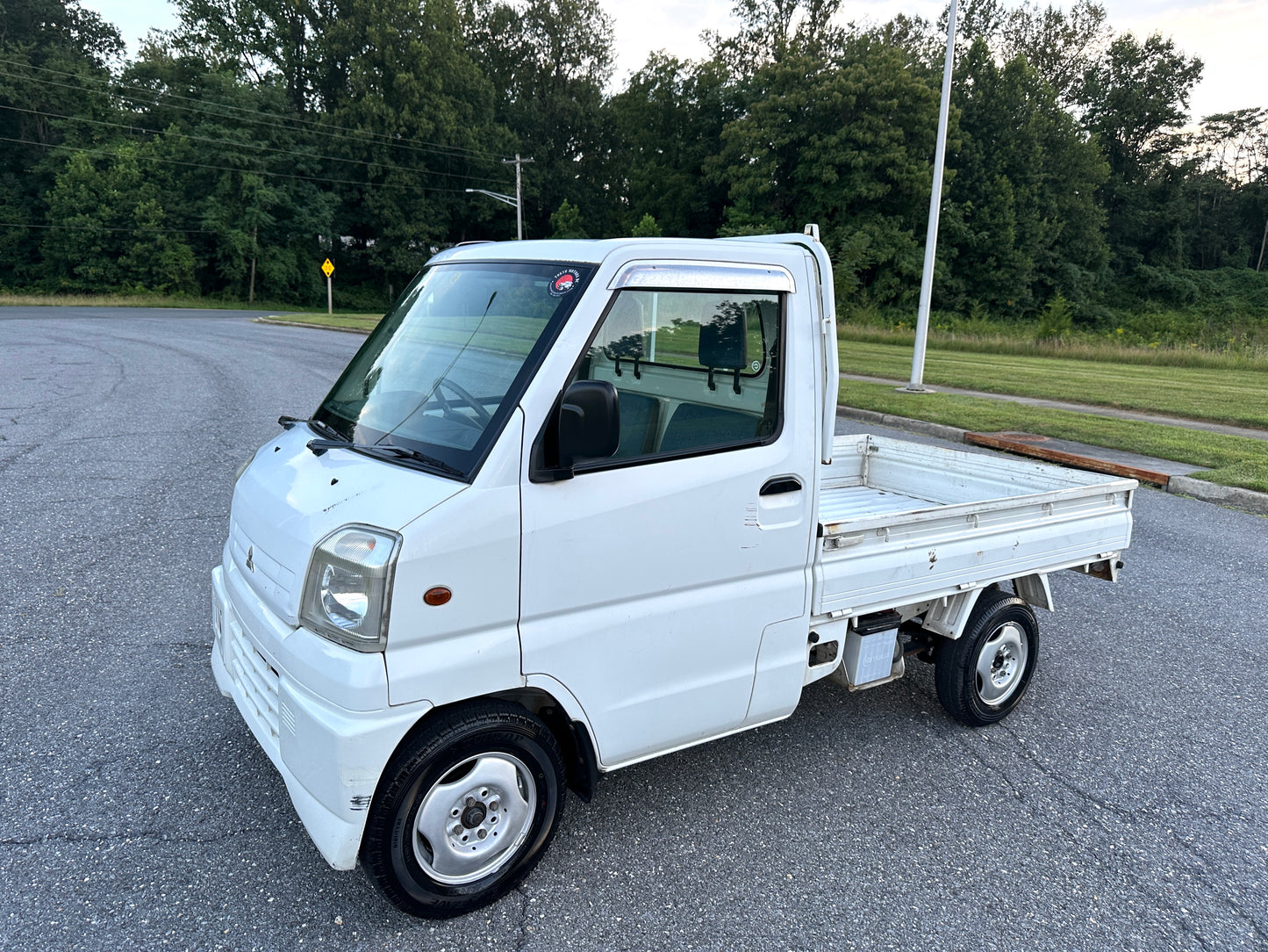 2000 MITSUBISHI MINICAB - FUEL INJECTED - POWER STEERING — LOT#587