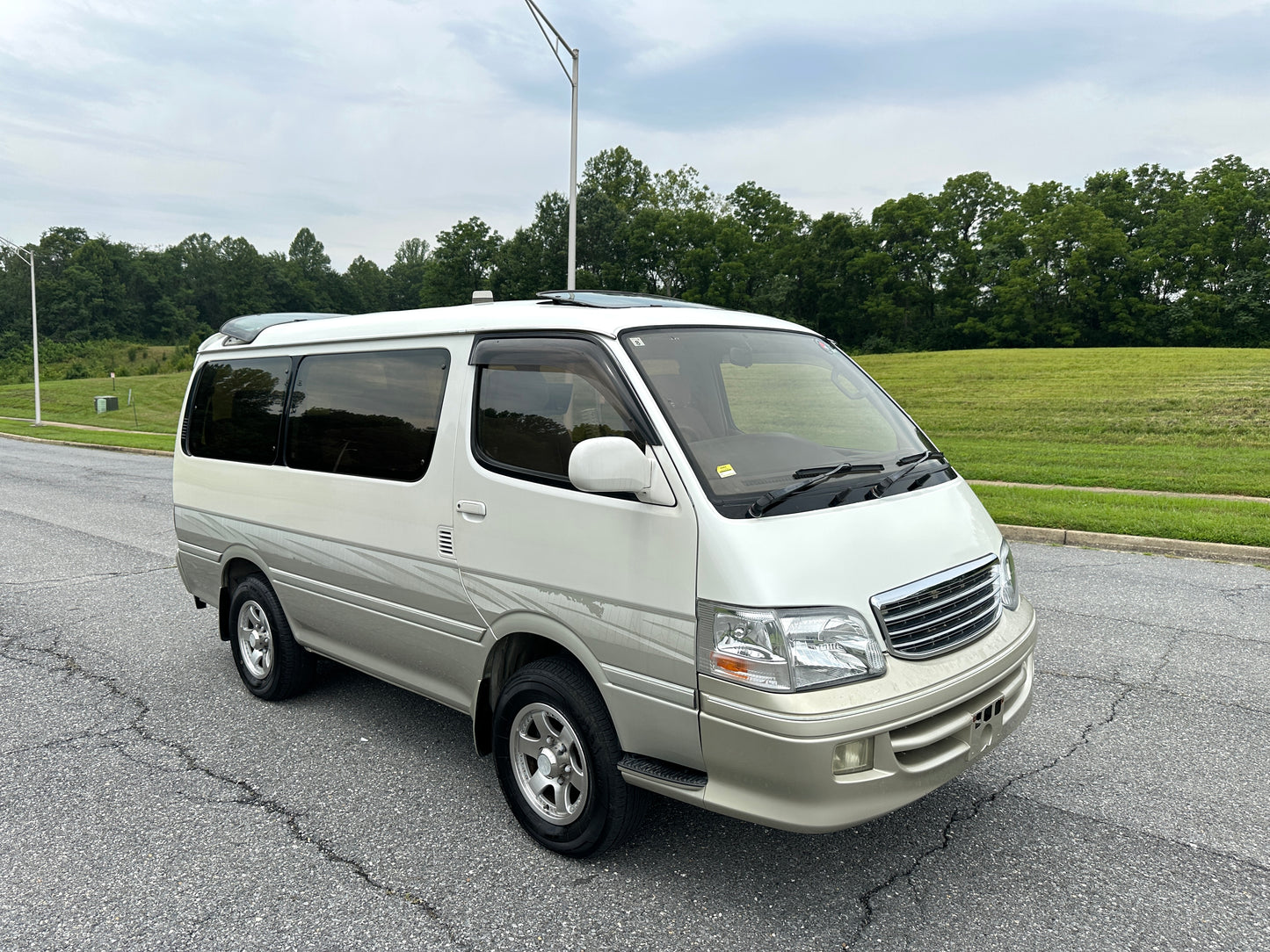 1999 TOYOTA HIACE SUPER CUSTOM LIVING SALOON EX 4WD - INTERCOOLED TURBO DIESEL — LOT#909