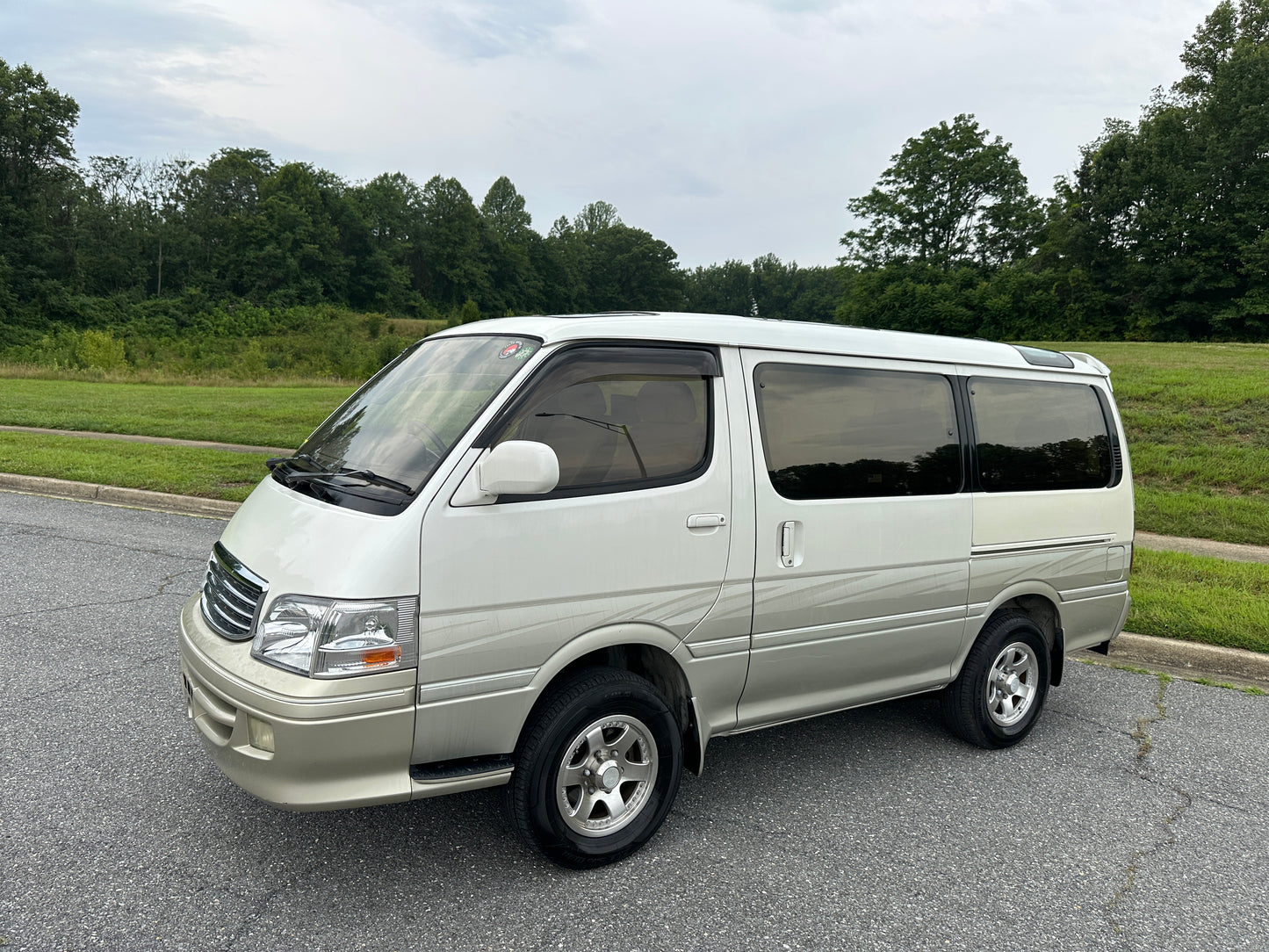 1999 TOYOTA HIACE SUPER CUSTOM LIVING SALOON EX 4WD - INTERCOOLED TURBO DIESEL — LOT#909