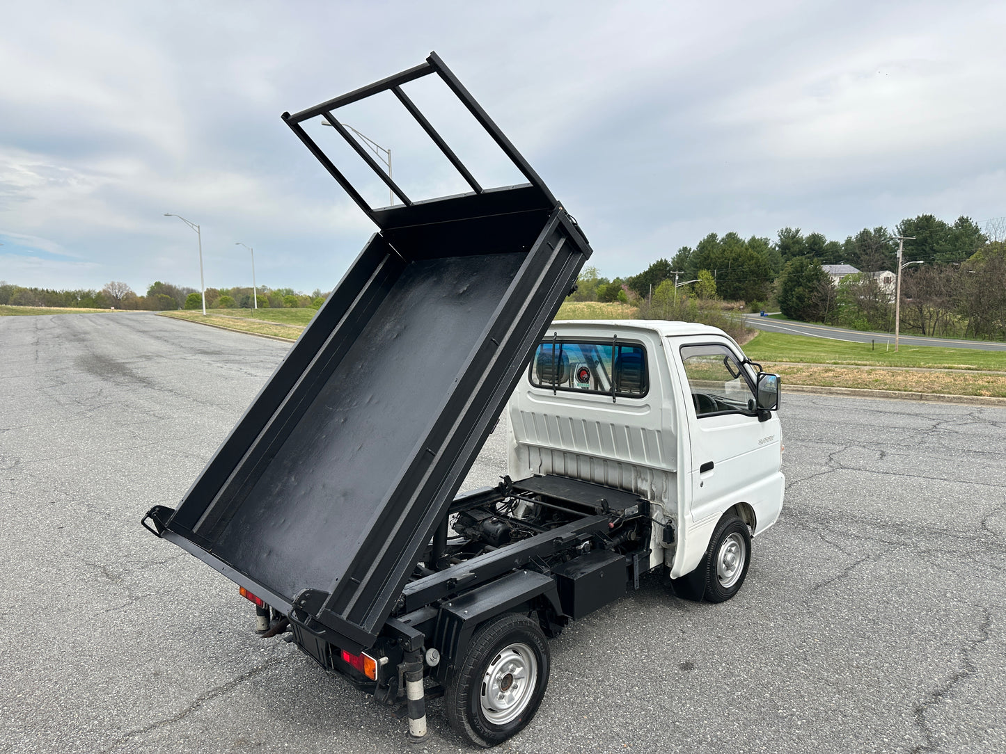 1992 SUZUKI CARRY SCISSOR-LIFT DUMP TRUCK 4WD - 5 SPEED - A/C — LOT#766
