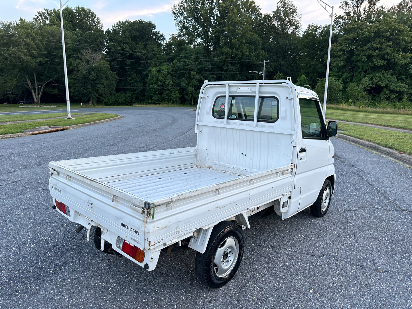 2000 MITSUBISHI MINICAB - FUEL INJECTED - POWER STEERING — LOT#587