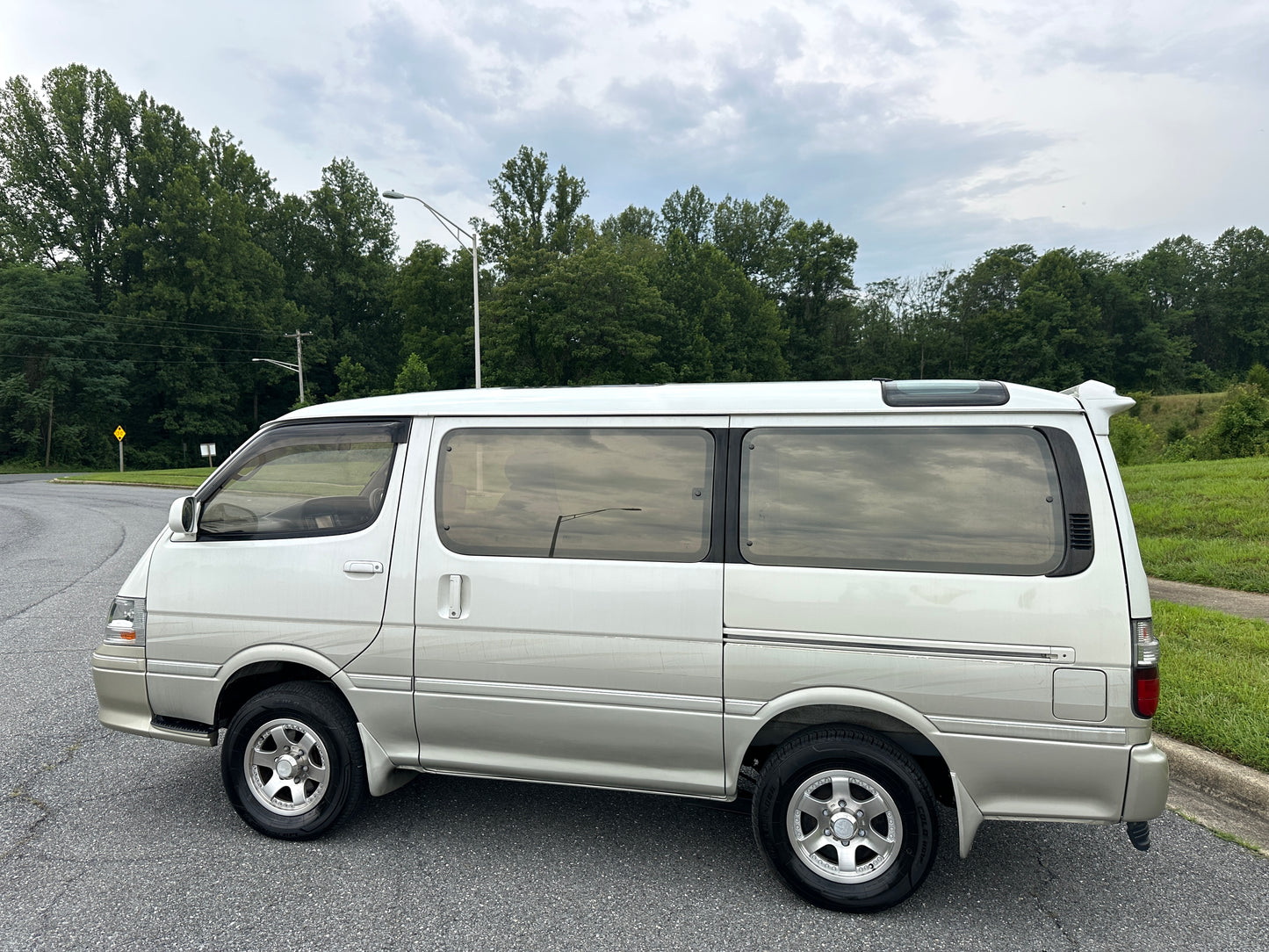 1999 TOYOTA HIACE SUPER CUSTOM LIVING SALOON EX 4WD - INTERCOOLED TURBO DIESEL — LOT#909
