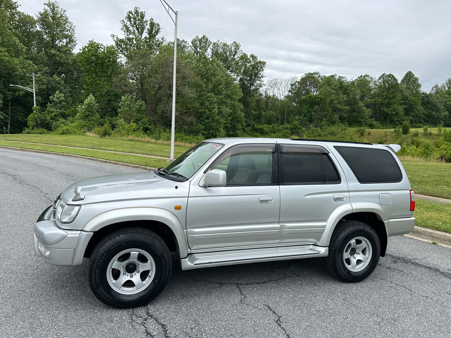 2001 TOYOTA HILUX SURF SSR-X 4WD - 4 Cylinder Gasoline — LOT#905