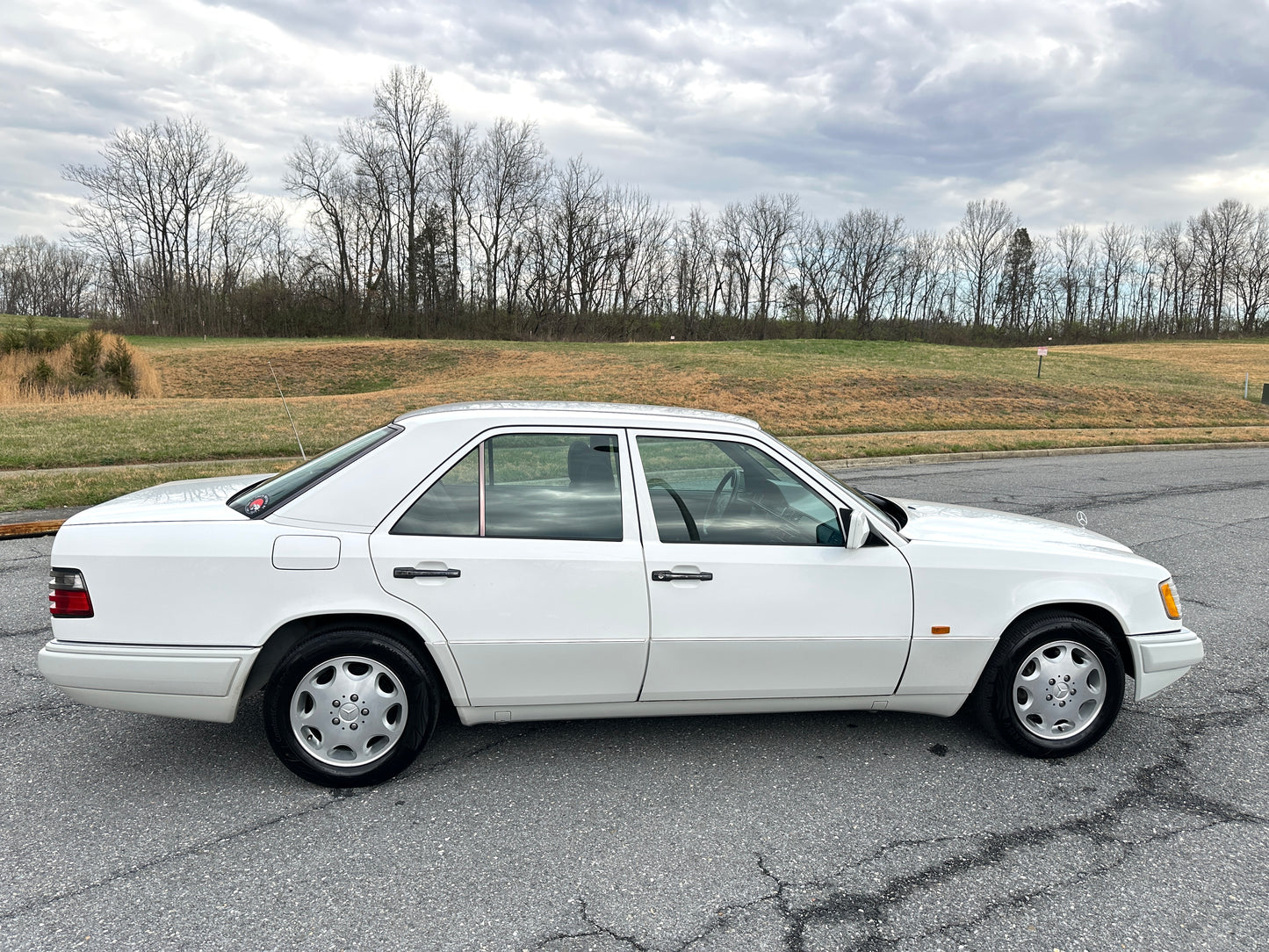1995 JAPANESE MARKET MERCEDES BENZ E320 SEDAN