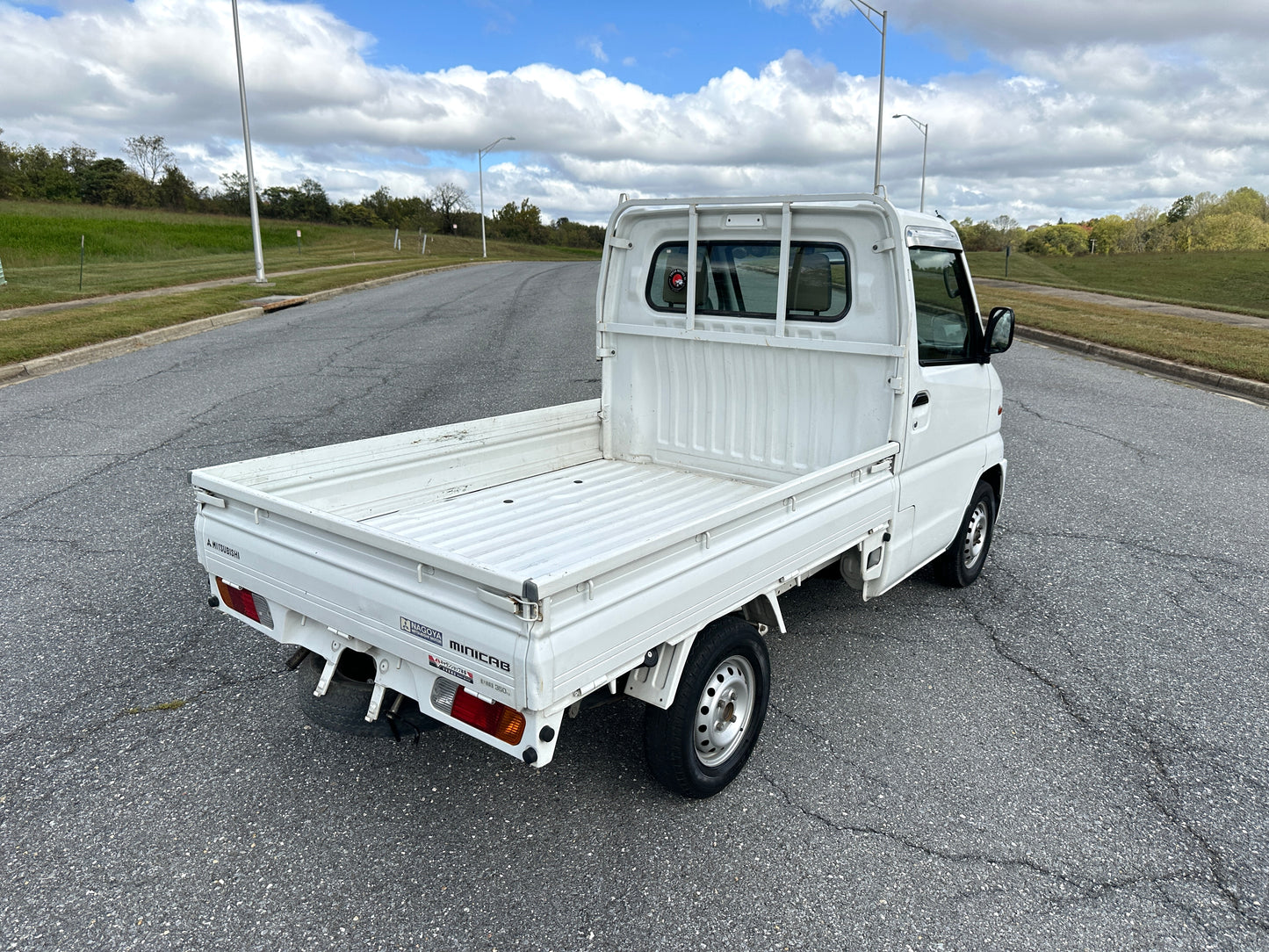 2000 MITSUBISHI MINICAB - AUTOMATIC TRANSMISSION - A/C - FULLY SERVICED — LOT#580