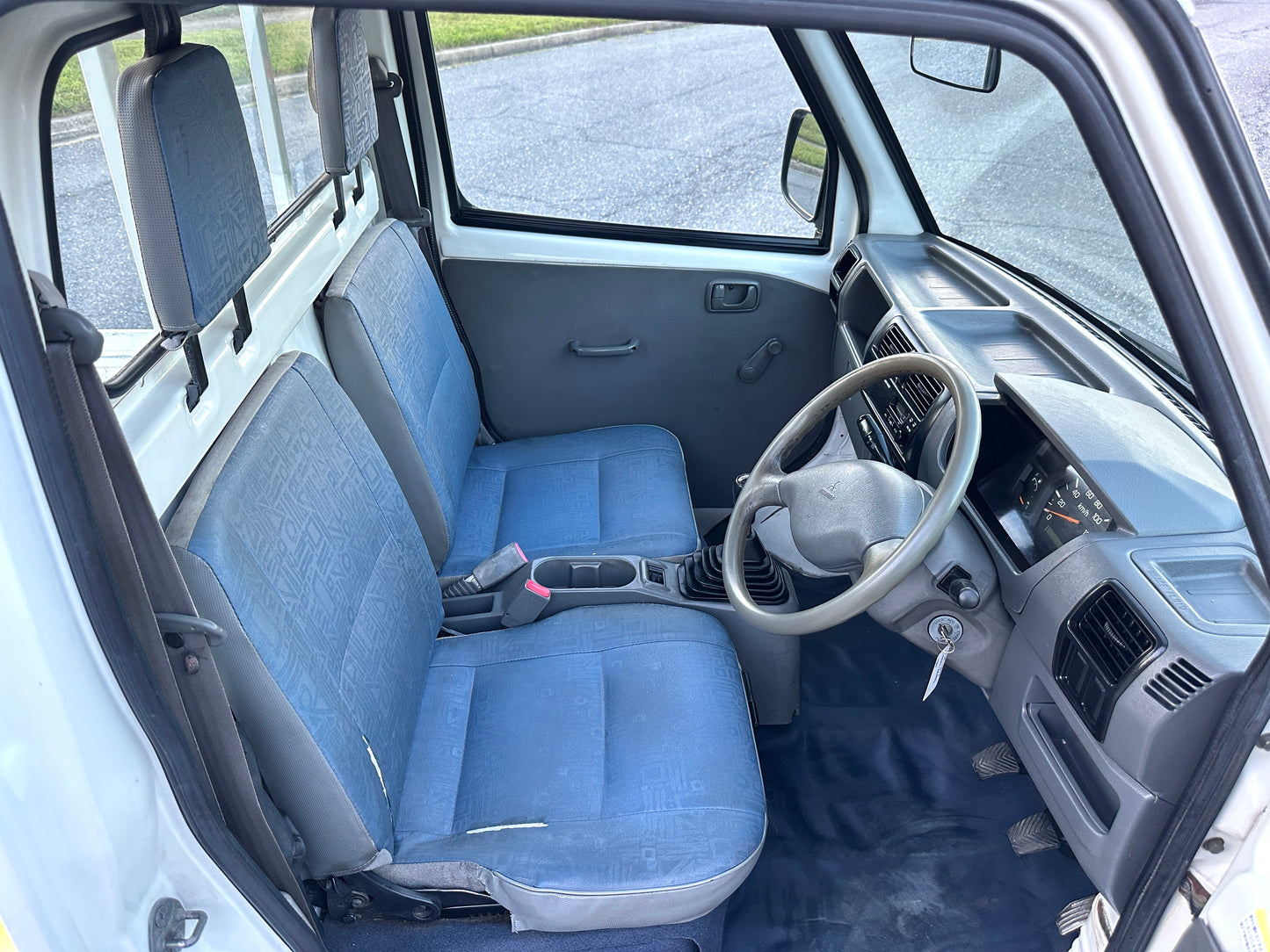 2000 MITSUBISHI MINICAB - FUEL INJECTED - POWER STEERING — LOT#587