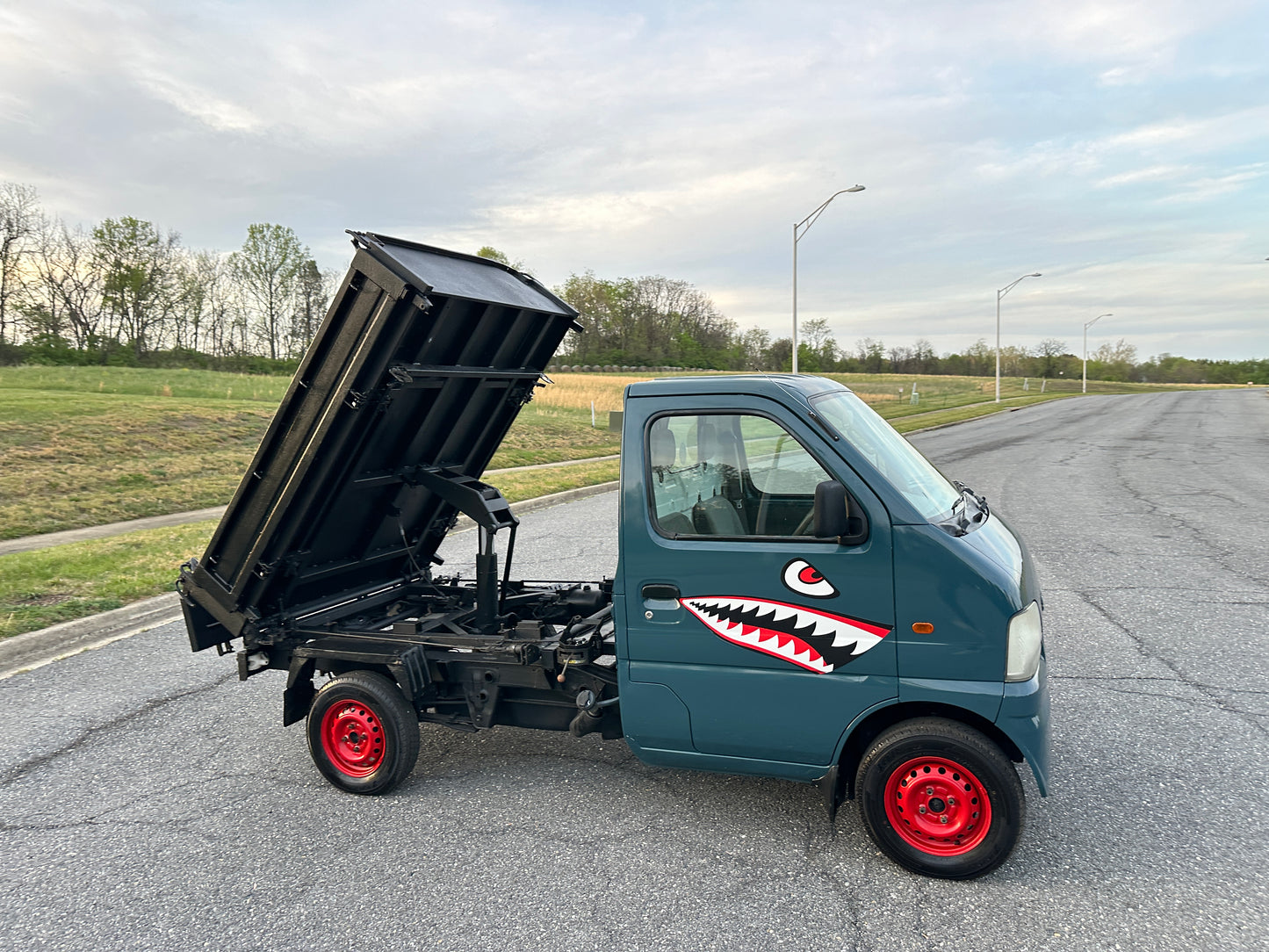 2000 SUZUKI CARRY 3-WAY DUMP TRUCK - 4WD - FUEL INJECTED- A/C - CUSTOM PAINTED — LOT#774
