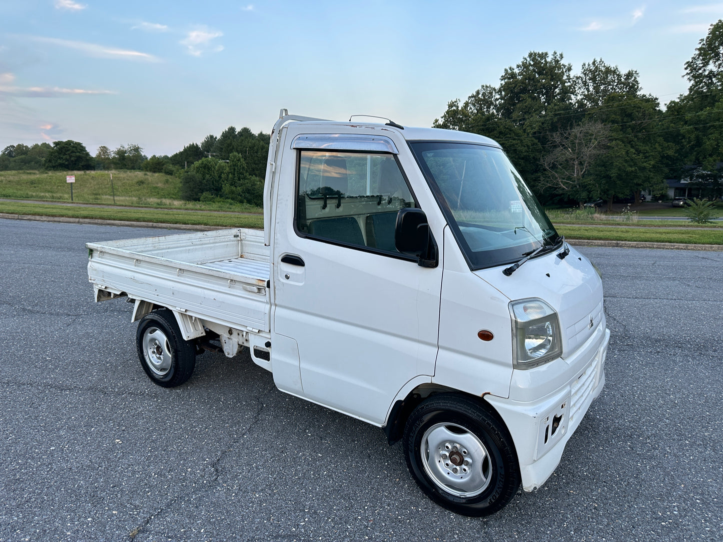 2000 MITSUBISHI MINICAB - FUEL INJECTED - POWER STEERING — LOT#587