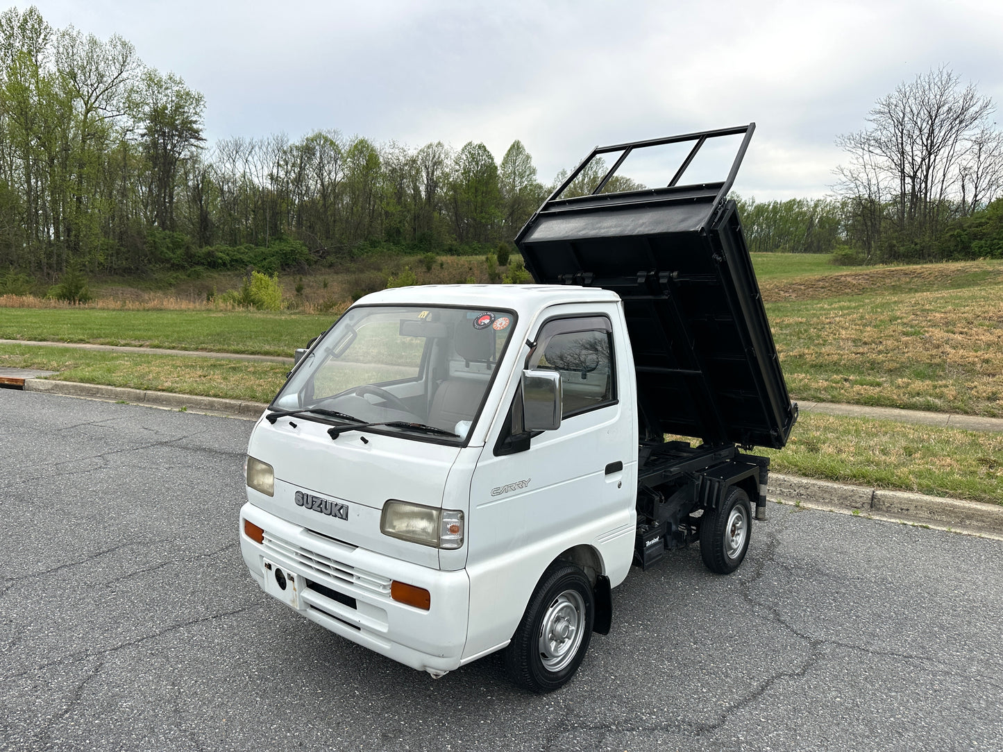1992 SUZUKI CARRY SCISSOR-LIFT DUMP TRUCK 4WD - 5 SPEED - A/C — LOT#766