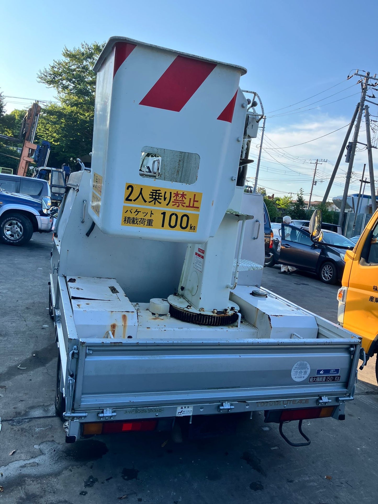 1991 TOYOTA LITEACE AICHI BUCKET TRUCK - DIESEL — 3,530 Miles