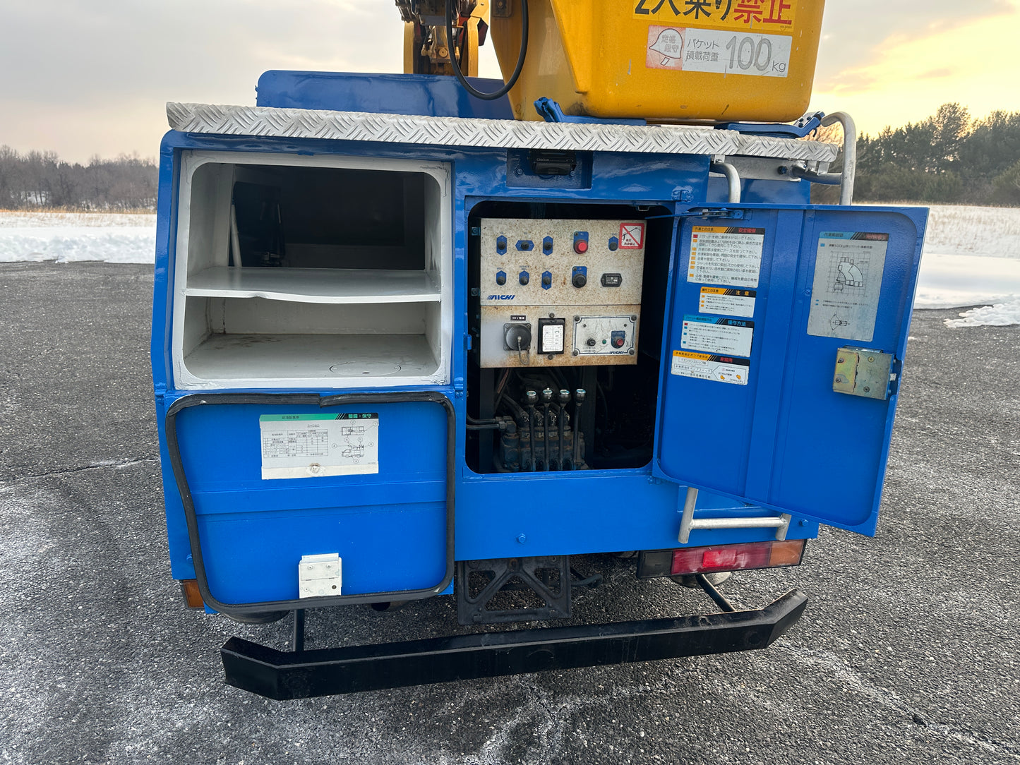 1991 TOYOTA TOWNACE AICHI BUCKET TRUCK - DIESEL — LOT#784