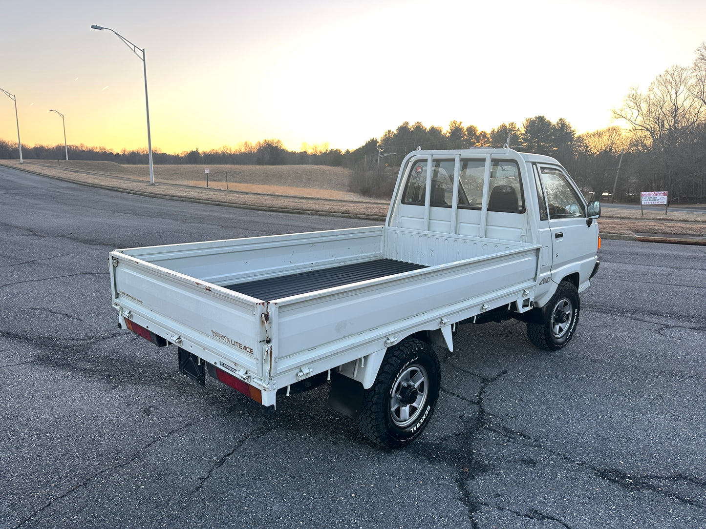 1996 TOYOTA LITEACE YM65 - 4WD - 10,931 Miles - LONG BED VERSION - AIR CONDITIONING — LOT#729