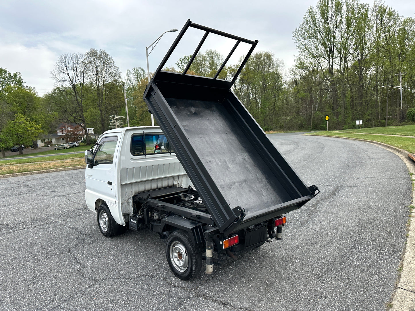 1992 SUZUKI CARRY SCISSOR-LIFT DUMP TRUCK 4WD - 5 SPEED - A/C — LOT#766