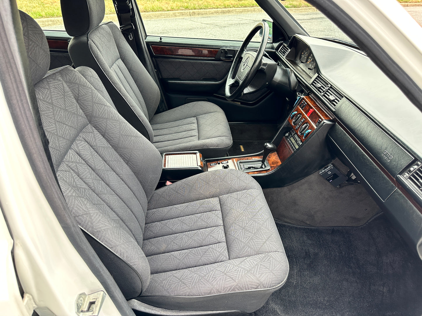 1995 JAPANESE MARKET MERCEDES BENZ E320 SEDAN