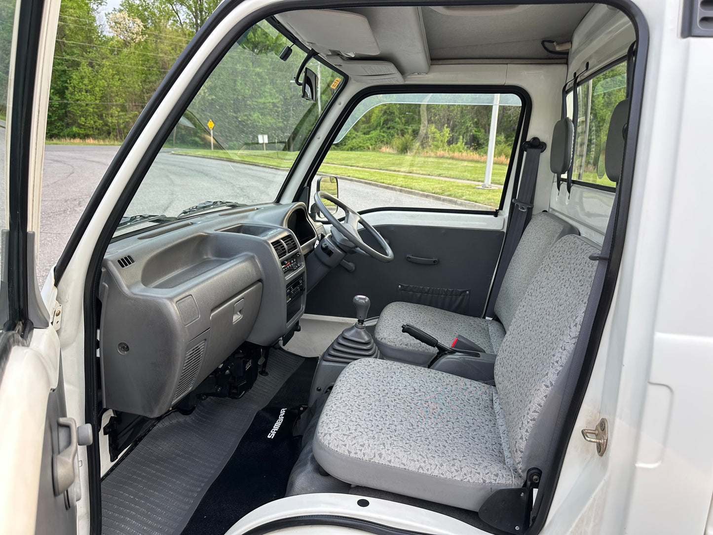 1998 SUBARU SAMBAR SUPER DELUXE - HIGH ROOF - 4WD - 5 SPEED - LOT#865