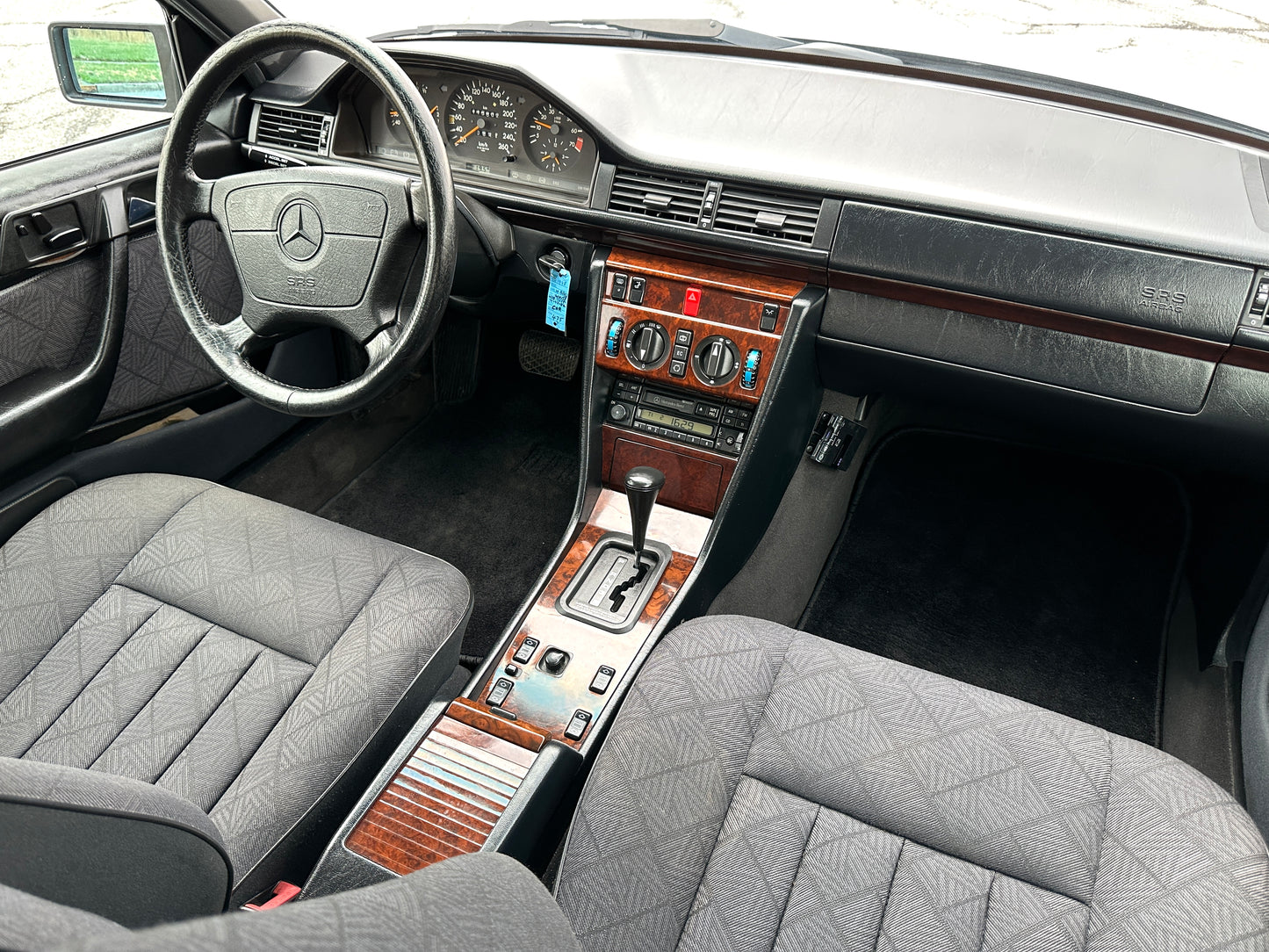 1995 JAPANESE MARKET MERCEDES BENZ E320 SEDAN