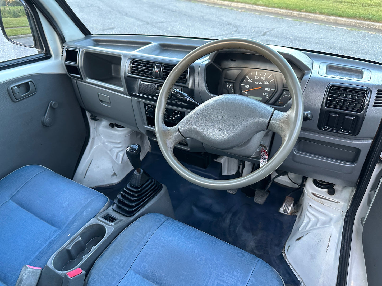 2000 MITSUBISHI MINICAB - FUEL INJECTED - POWER STEERING — LOT#587