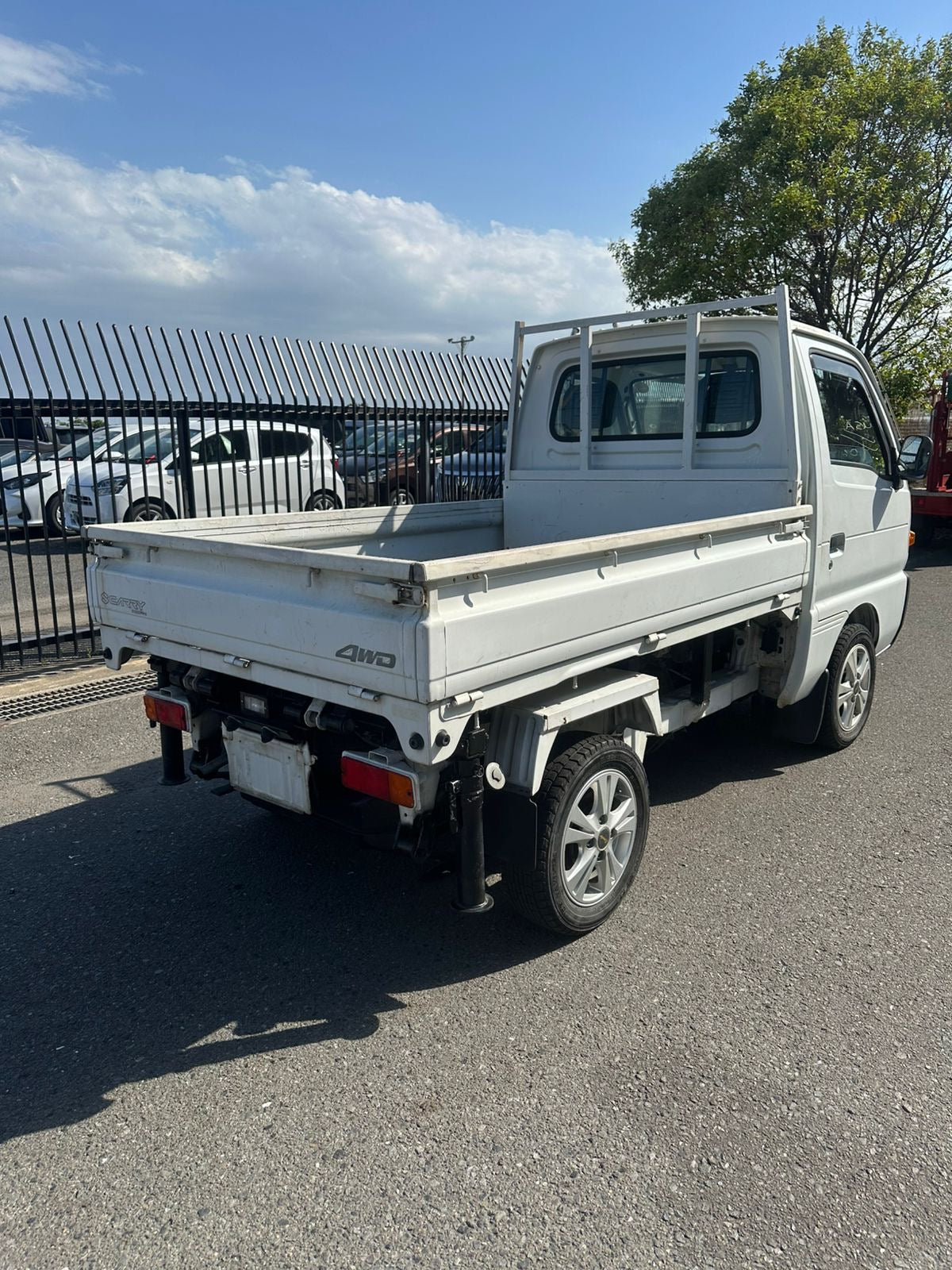 1995 SUZUKI CARRY SCISSOR LIFT DUMP 4WD - A/C - ONLY 8,446 Miles