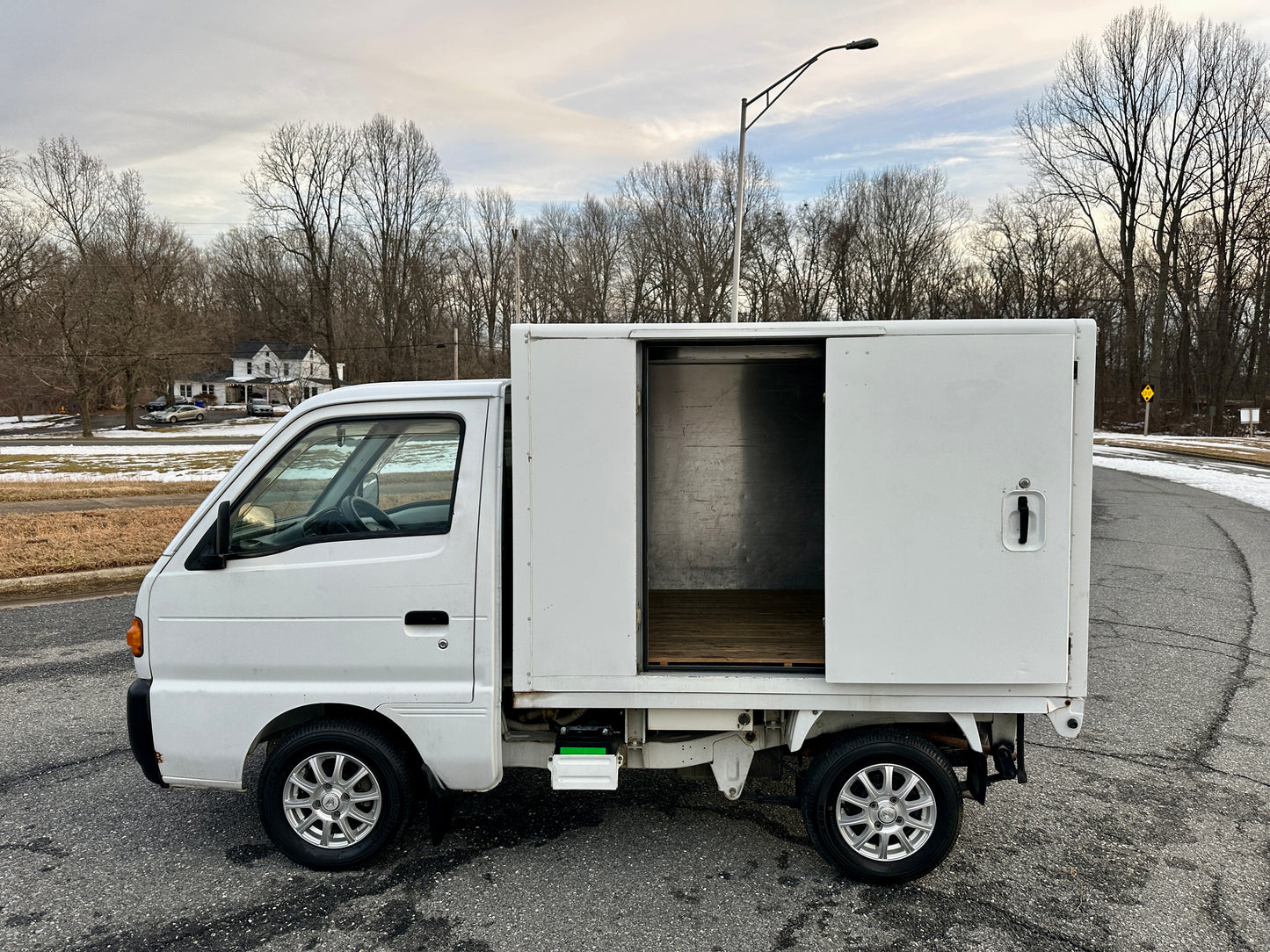 1996 SUZUKI CARRY FREEZER TRUCK - 25k MILES - A/C — LOT#780