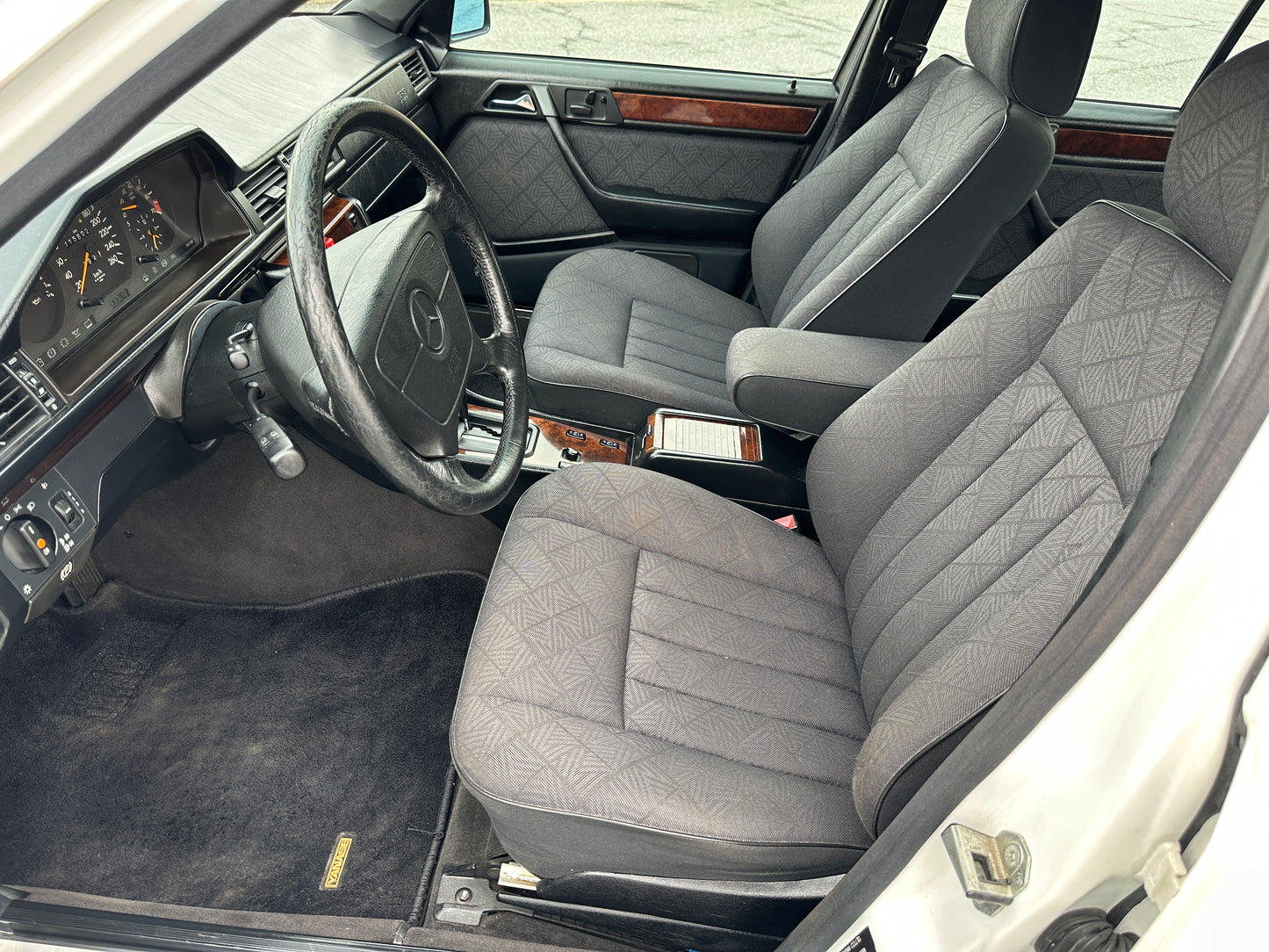 1995 JAPANESE MARKET MERCEDES BENZ E320 SEDAN