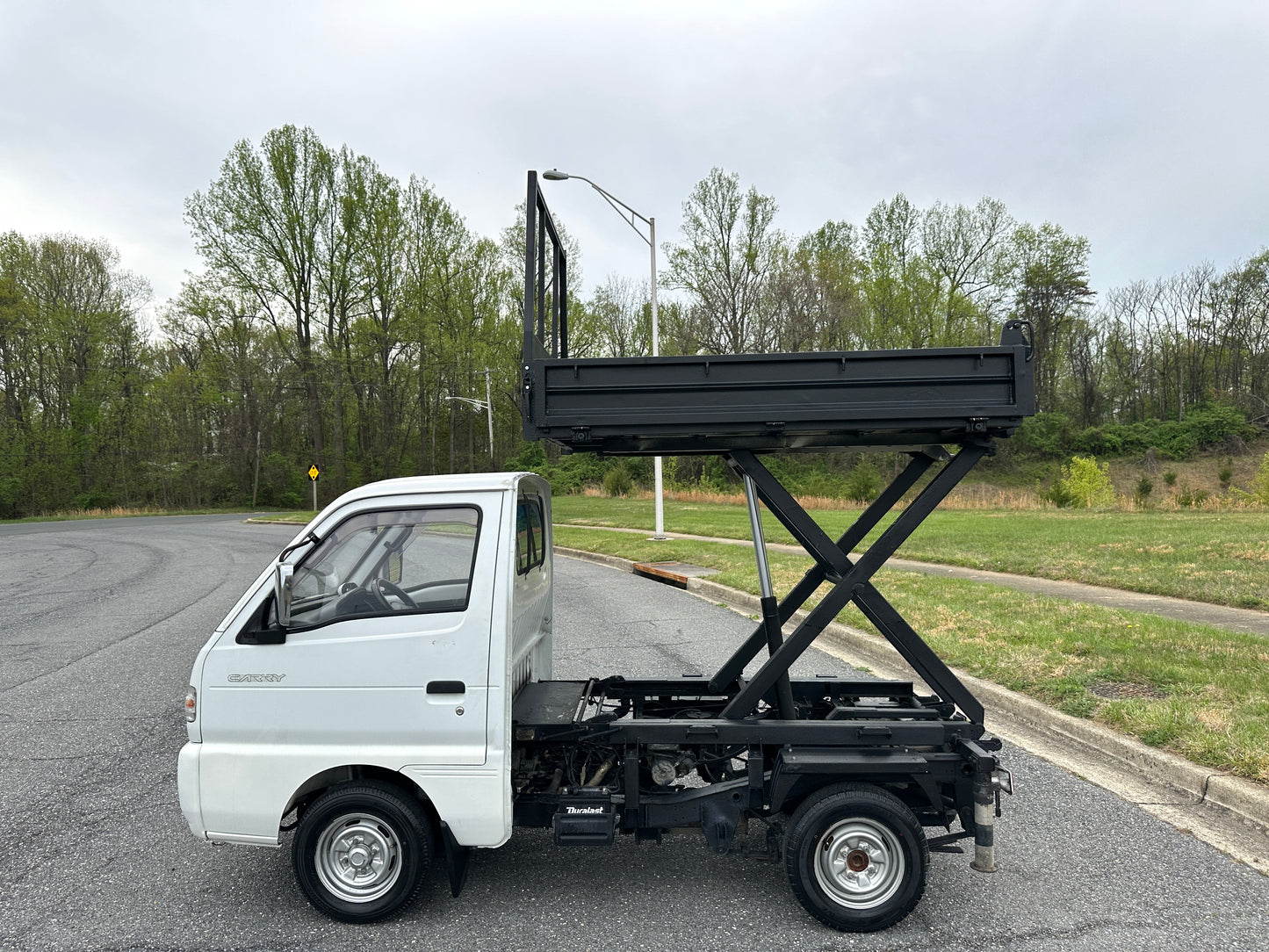 1992 SUZUKI CARRY SCISSOR-LIFT DUMP TRUCK 4WD - 5 SPEED - A/C — LOT#766