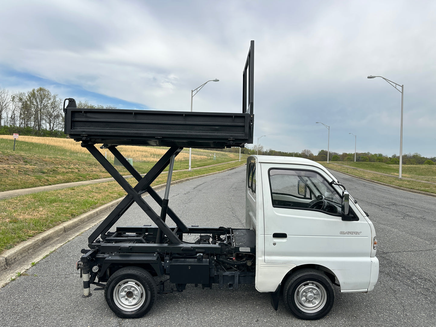 1992 SUZUKI CARRY SCISSOR-LIFT DUMP TRUCK 4WD - 5 SPEED - A/C — LOT#766