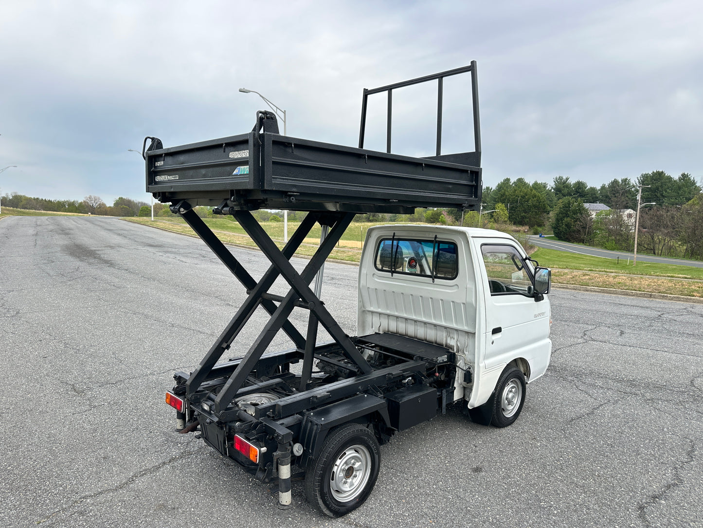 1992 SUZUKI CARRY SCISSOR-LIFT DUMP TRUCK 4WD - 5 SPEED - A/C — LOT#766