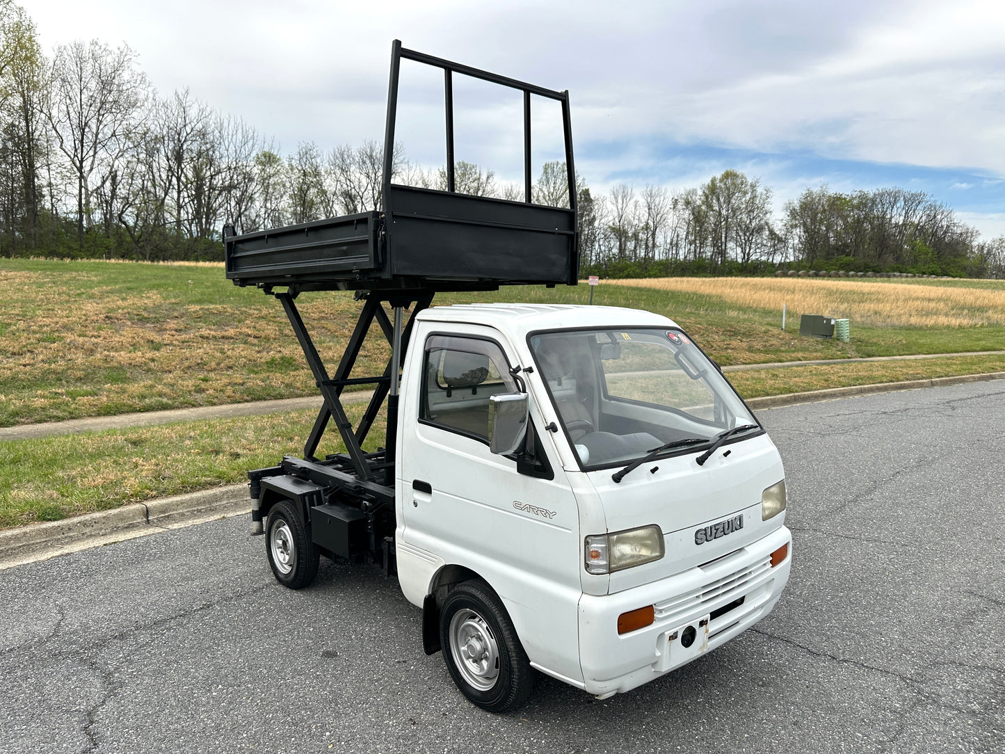 1992 SUZUKI CARRY SCISSOR-LIFT DUMP TRUCK 4WD - 5 SPEED - A/C — LOT#766
