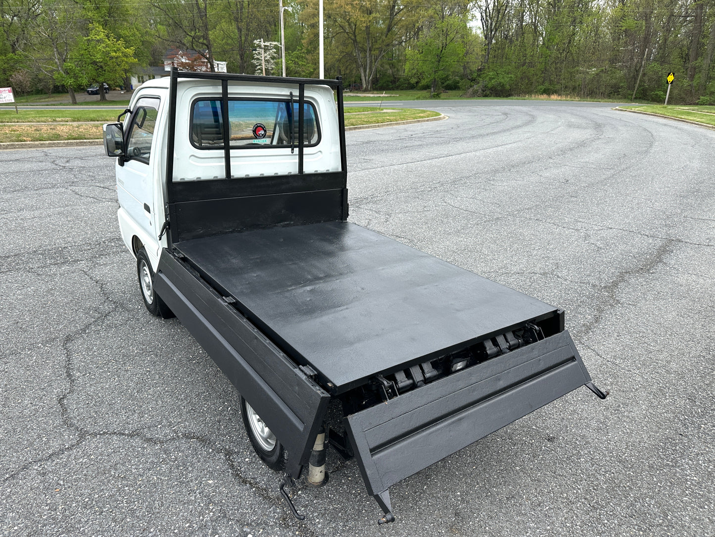 1992 SUZUKI CARRY SCISSOR-LIFT DUMP TRUCK 4WD - 5 SPEED - A/C — LOT#766