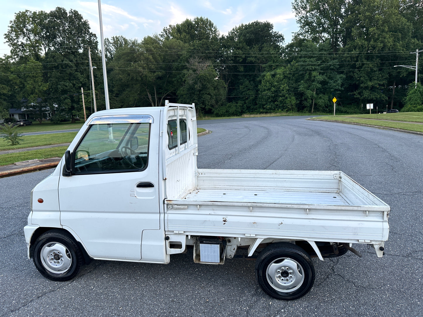2000 MITSUBISHI MINICAB - FUEL INJECTED - POWER STEERING — LOT#587