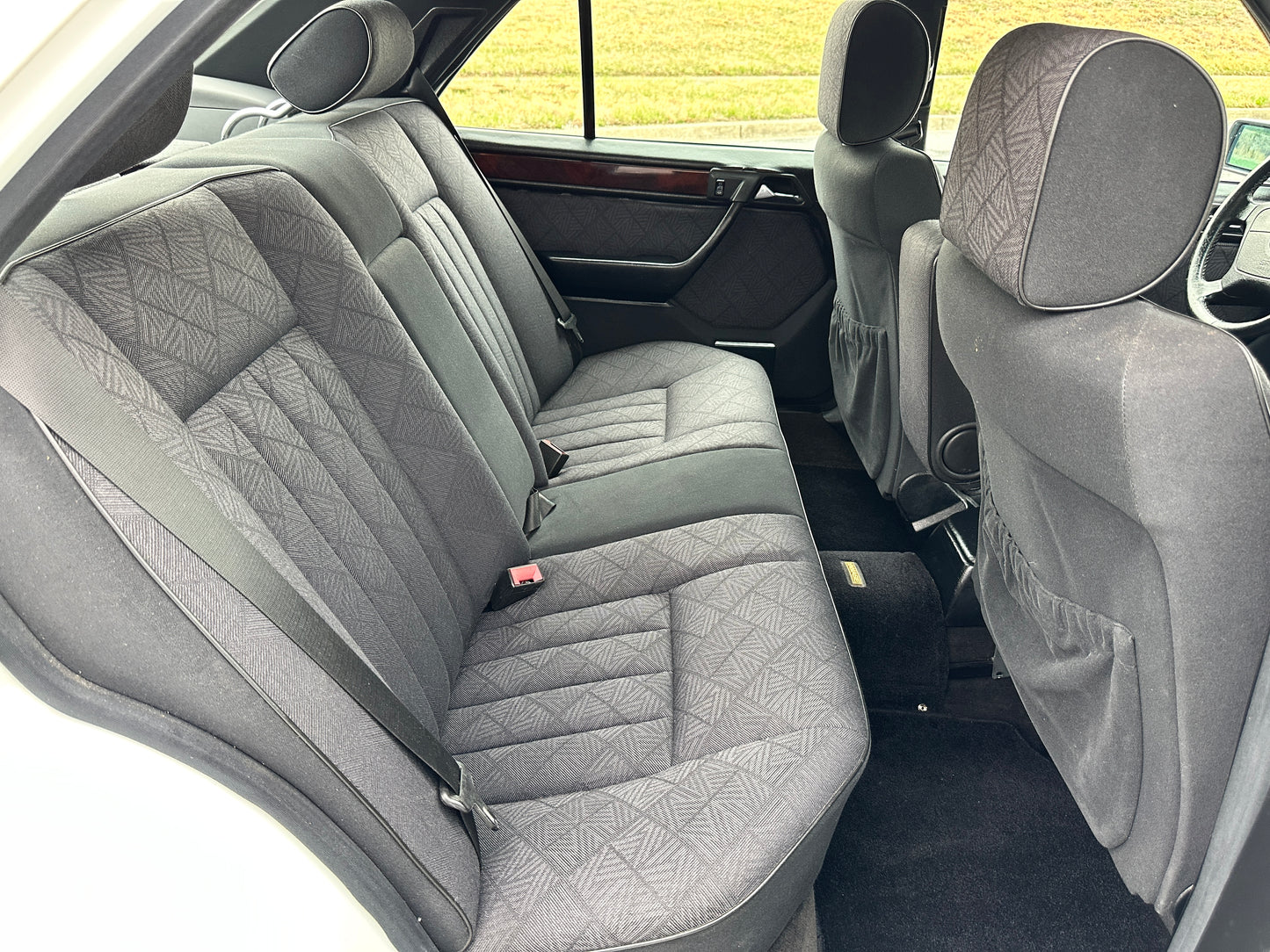 1995 JAPANESE MARKET MERCEDES BENZ E320 SEDAN