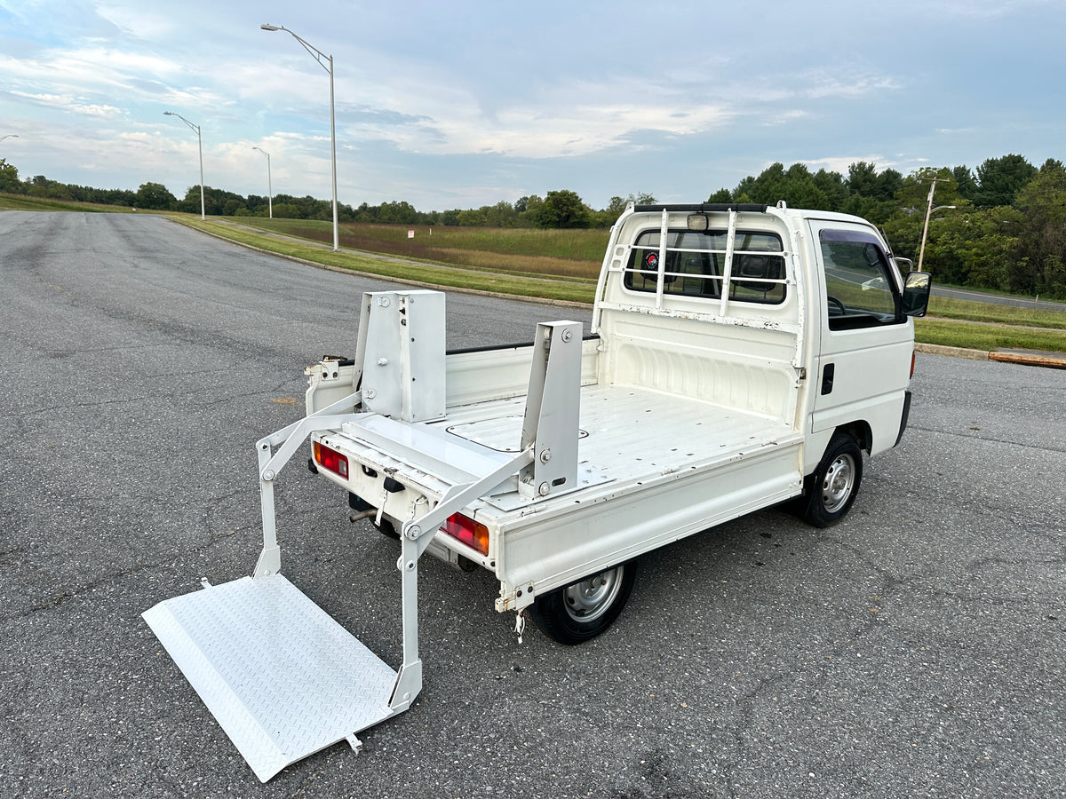 1993 HONDA ACTY SDX 4WD LIFTGATE TRUCK - 5 Speed — LOT#918