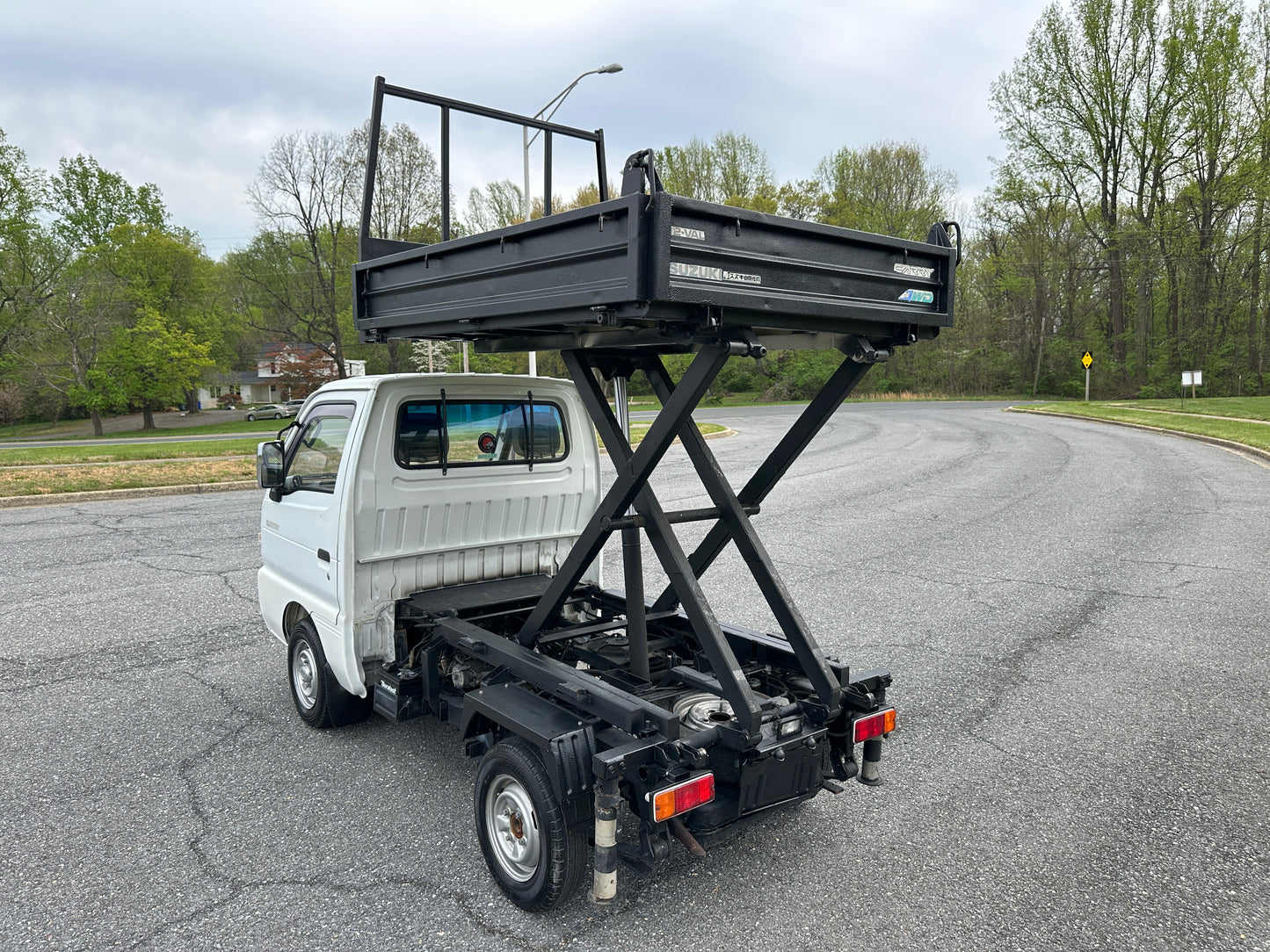 1992 SUZUKI CARRY SCISSOR-LIFT DUMP TRUCK 4WD - 5 SPEED - A/C — LOT#766