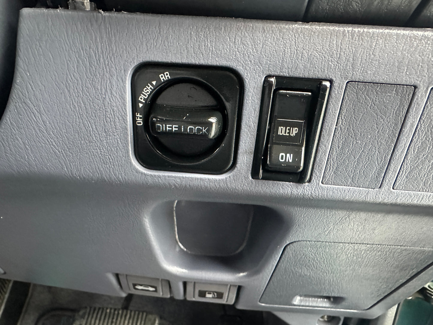 1997 Toyota Land Cruiser Prado TX 4WD - Intercooled Turbo Diesel - Center & Rear Differential Lockers — LOT#815