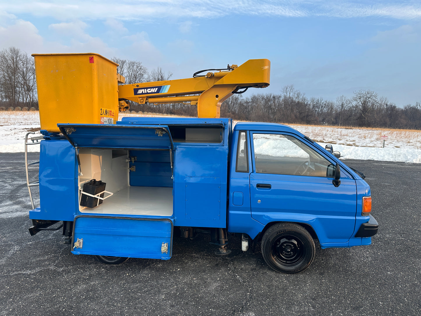 1991 TOYOTA TOWNACE AICHI BUCKET TRUCK - DIESEL — LOT#784