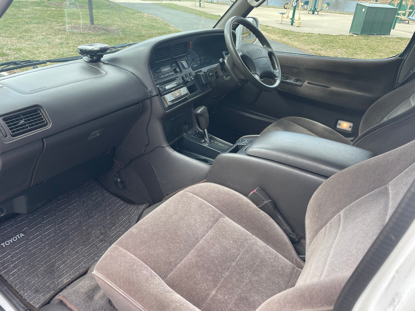 1997 TOYOTA HIACE SUPER CUSTOM LIVING SALOON EX KZH100