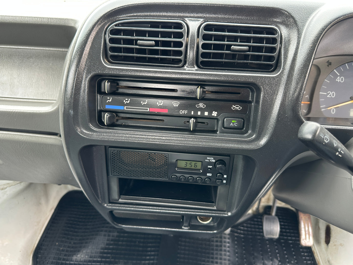 1999 SUZUKI CARRY -4WD -FUEL INJECTED -2 SPEED TRANSFER-CASE  -AIR CONDITIONING — LOT#598