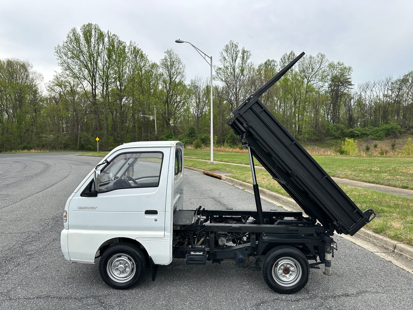 1992 SUZUKI CARRY SCISSOR-LIFT DUMP TRUCK 4WD - 5 SPEED - A/C — LOT#766