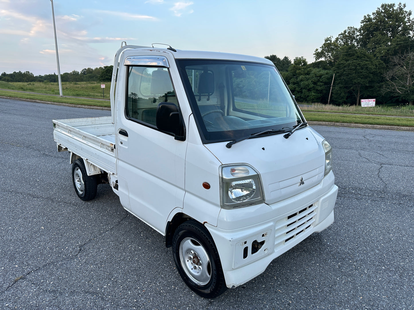2000 MITSUBISHI MINICAB - FUEL INJECTED - POWER STEERING — LOT#587