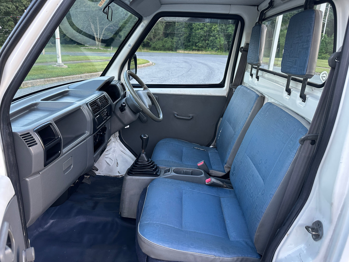2000 MITSUBISHI MINICAB - FUEL INJECTED - POWER STEERING — LOT#587